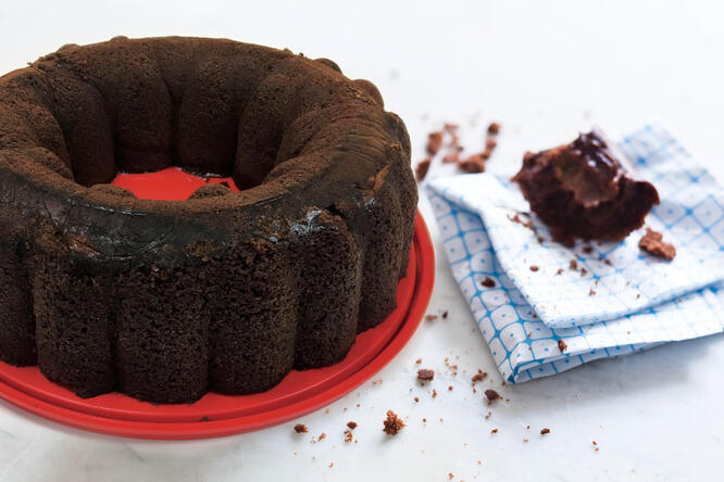 Tupperware Chocolate Bomb Cake 